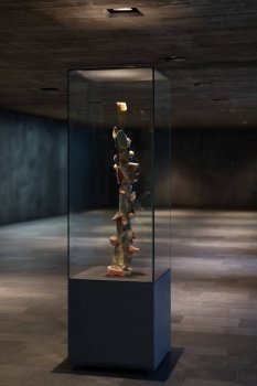 FARBPFLANZE 2022-2025 Kunststoff, Acryl, Bienenwachs, 124 x 20 x 21 cm, Installation KFG,  Bonn 2025