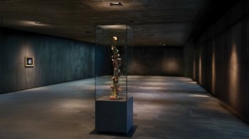 FARBPFLANZE 2022-2025 Kunststoff, Acryl, Bienenwachs, 124 x 20 x 21 cm und SCHLAFZIMMER   2023  Harzöllasur auf Holz  40 x 35 cm Installation KFG, Bonn, 2025