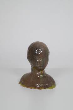 LA RAISON, 2022, Epoxydharz, Acryl, Knetmasse, Kunststoff, 31 x 27 x 26 cm