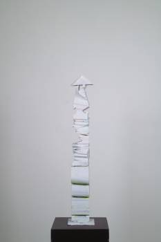 MONUMENT, 2022, Epoxydharz, Styropor, Kreide, Acryl, 89 x 24 x 19 cm