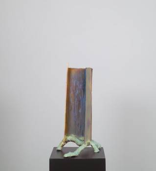 DEM BODEN WIEDER NEHMEN, 2022, Leichtschaumplatte, Epoxydharz, Fimo, Acryl, 59 x 31 x 29 cm