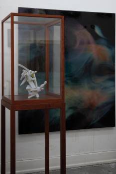 KONSTRUKTION 2022 Fimo, Epoxydharz, Acryl, Kreide, 33 x 33 x 27 cm KIND 2017Epoxid, Polyurethan auf Plexi, 150 x 130 cm