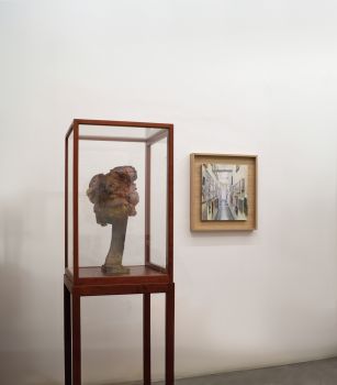 KONSEQUENZ  2022, Styropor, Montageschaum, Epoxydharz, 57 x 27 x 30 cm    STERN  2024, Harzöllasur auf Holz, 40 x 35 cm 