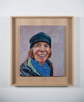 FRAU APEL, 2026, Harzöllasur auf Holz, 40 x 35 cm