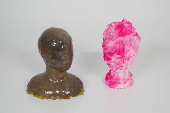 LA RAISON, 2022, Epoxydharz, Acryl, Knetmasse, Kunststoff 31 x 27 x 26cm KOPF 1, 2022, Styropor, Gips, Acryl, 30 x 24 x 25 cm