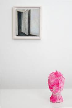 TÜR, 2016, Harzöllasur auf Holz, 40 x 30 cmKOPF 1, 2022, Styropor, Gips, Acryl, 30 x 24 x 25 cm